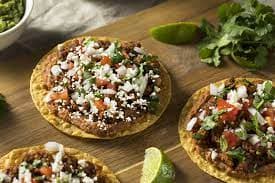 Tostada con Queso y Carne