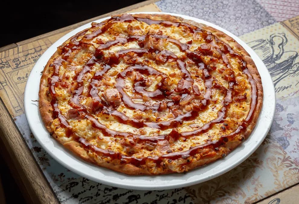 Pizza Tocineta con Salsa de Ciruela