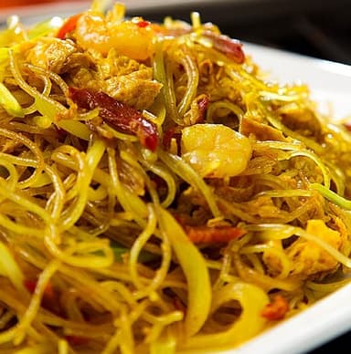 fideo de arroz chino con camarones.lechon en curry
