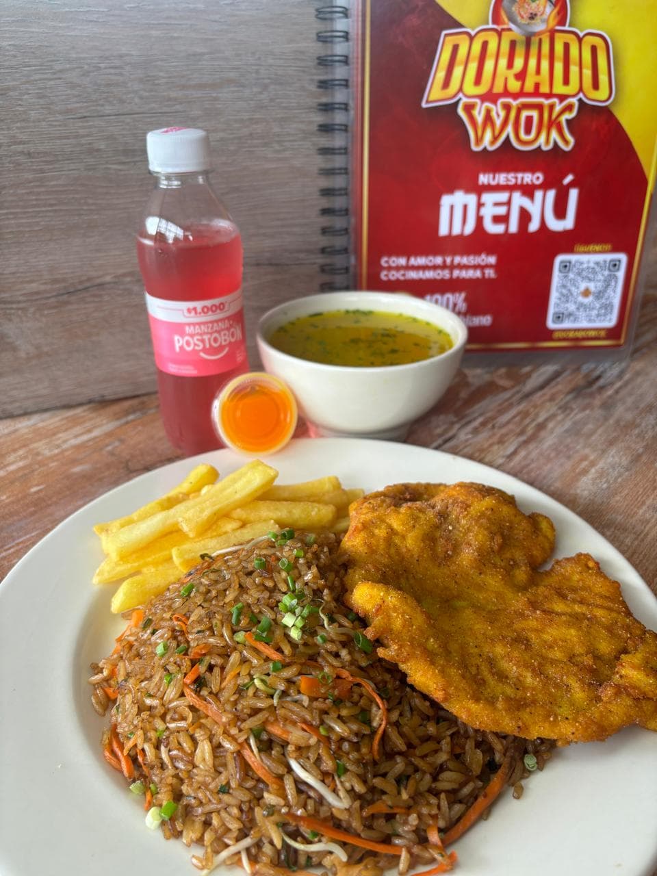 Arroz Oriental + Chuleta de Pollo + Consomé+Bebida