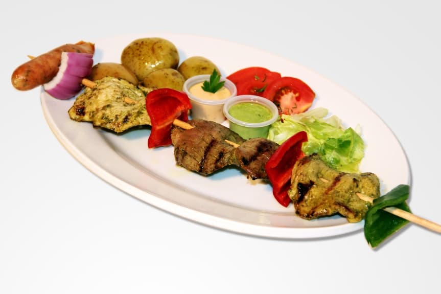 Pincho Mixta con Ensalada y Papas a la francesa.