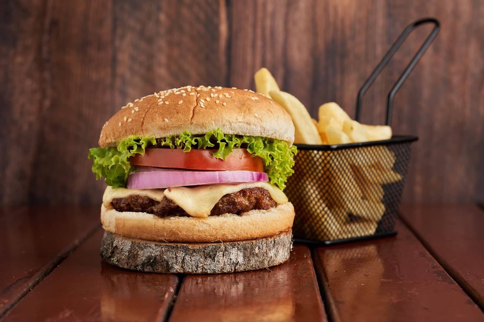 Combo: Hamburguesa de la Casa + Papas+ Bebida