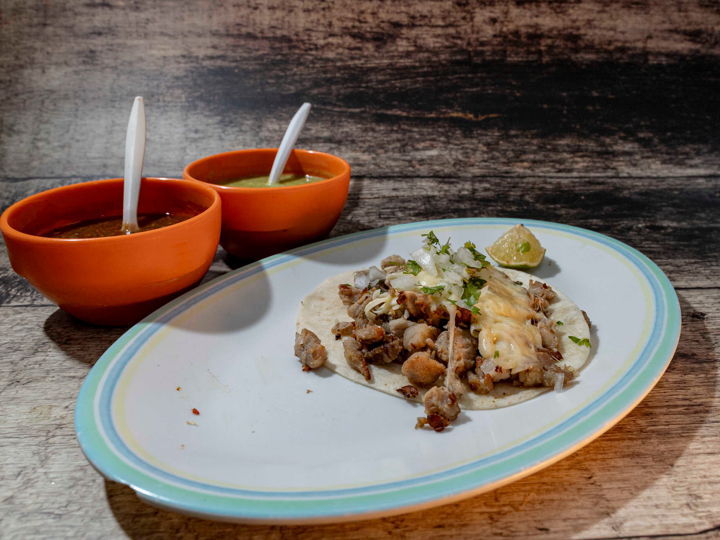 Taco de Asado con Tortilla de Harina y Queso