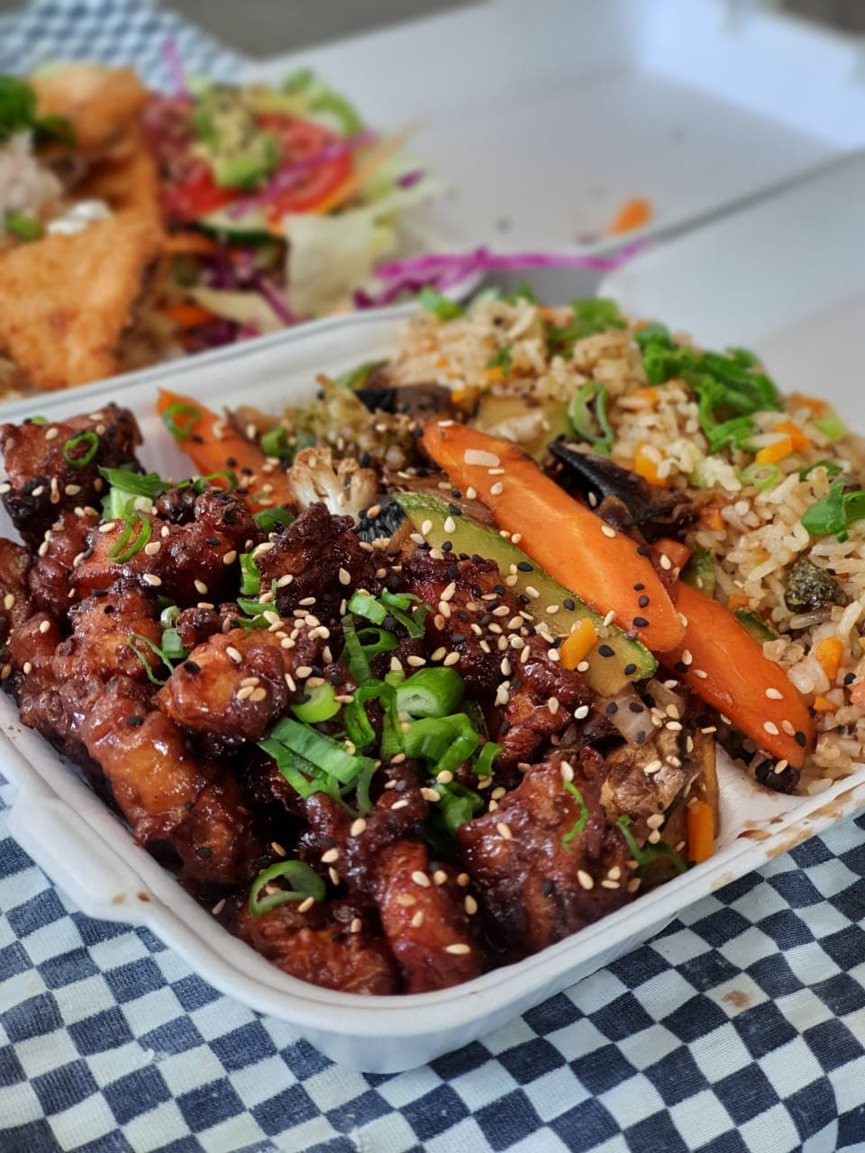 Teriyaki Pollo y Agua de Frutas 1 L