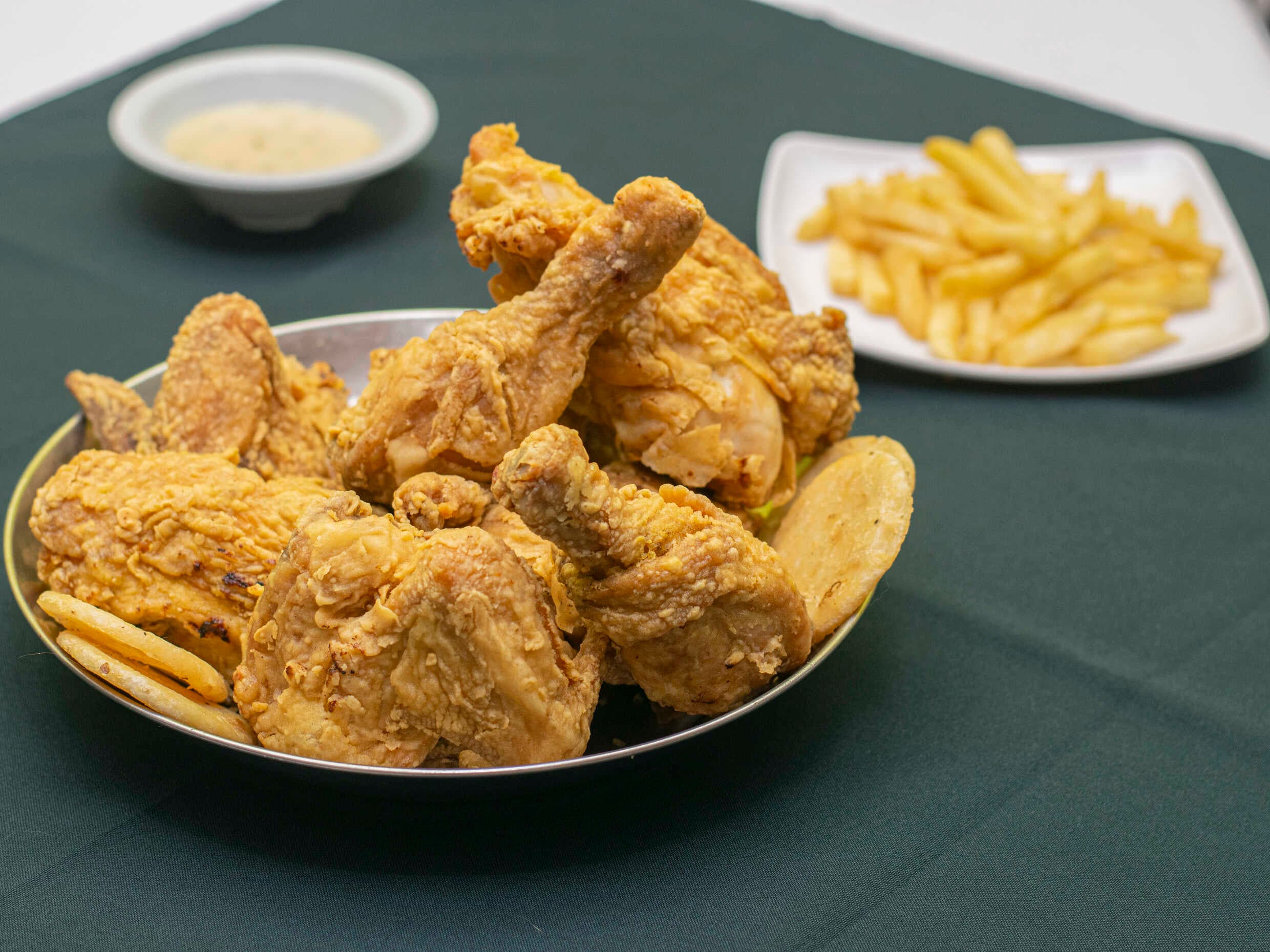 1 Pollo Broaster 3 Acompañantes