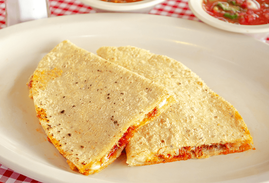 Mega Quesadilla con Chilorio