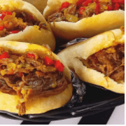 Arepa pollo o carne.