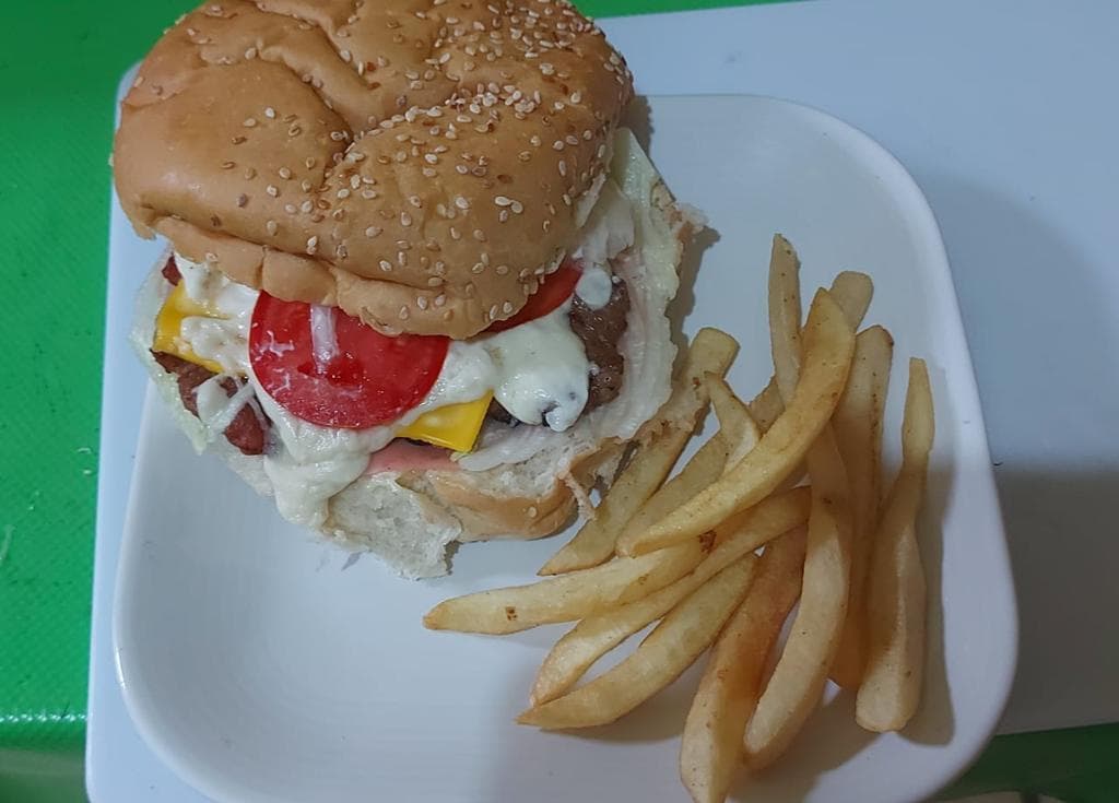 Hamburguesa Hawaiana con Papas Fritas