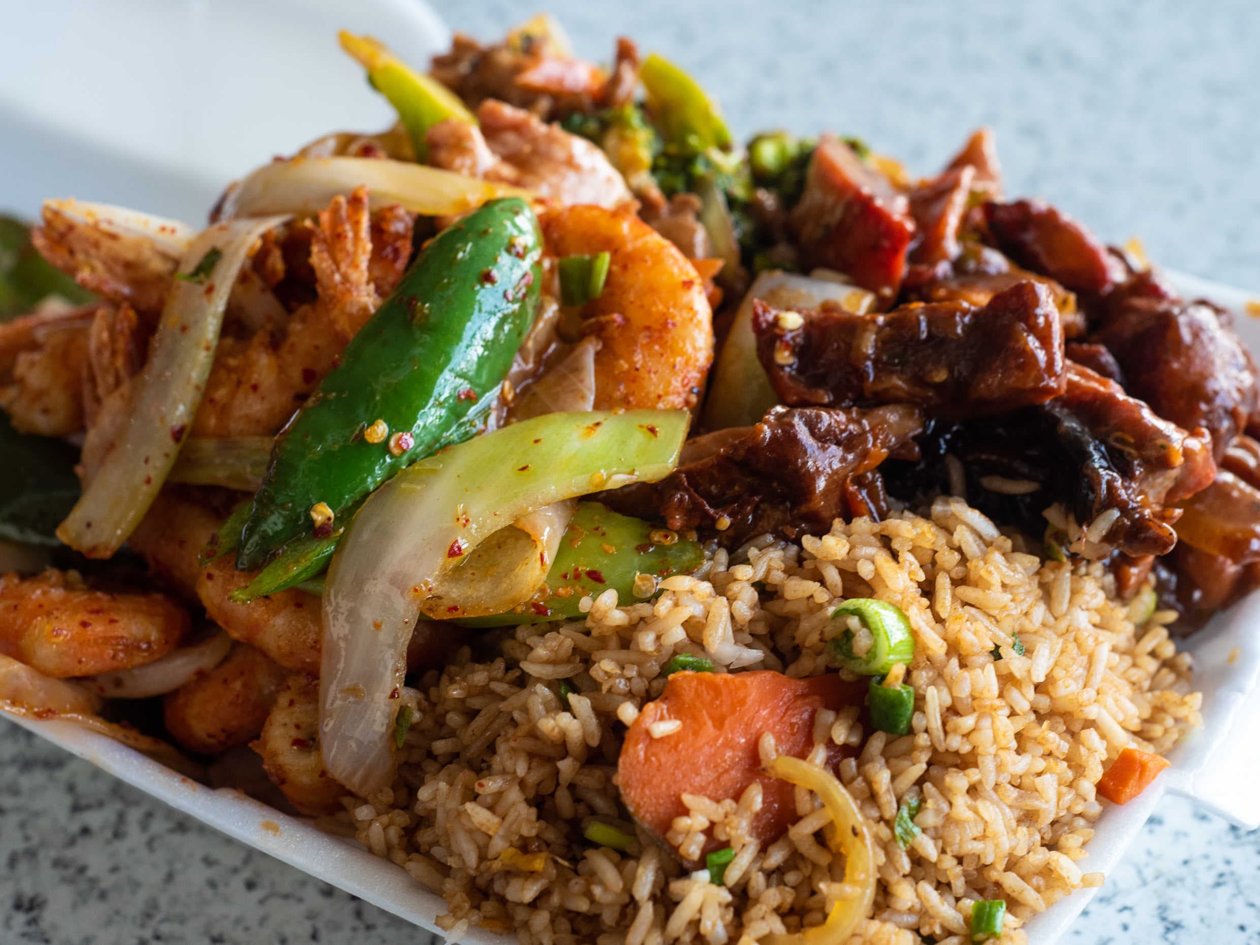 Camarón y 3 guisos a escoger con arroz