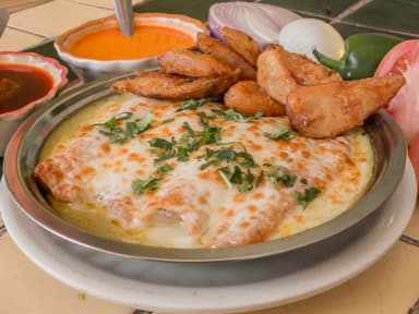 Enchiladas Suizas con Papas Fritas