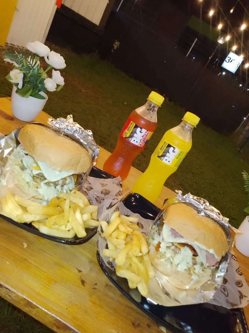Combo Pareja: 2Hamburguesa Especial+2Papas+2Bebida