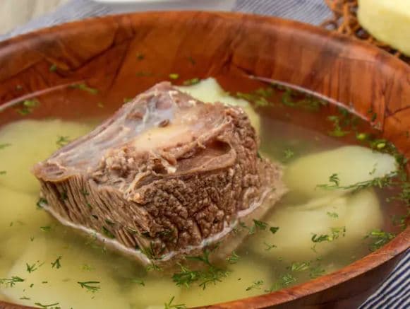 Desayuno con caldo de costilla