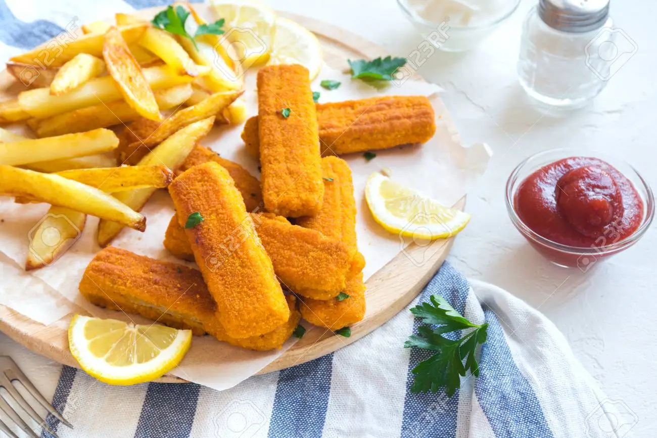 Dedos de pescado acompañado de papas fritas
