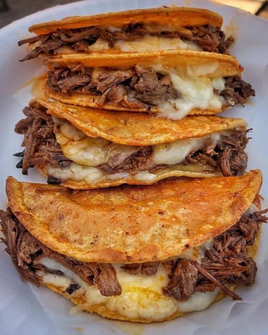 Taco Dorado de Birria con Queso