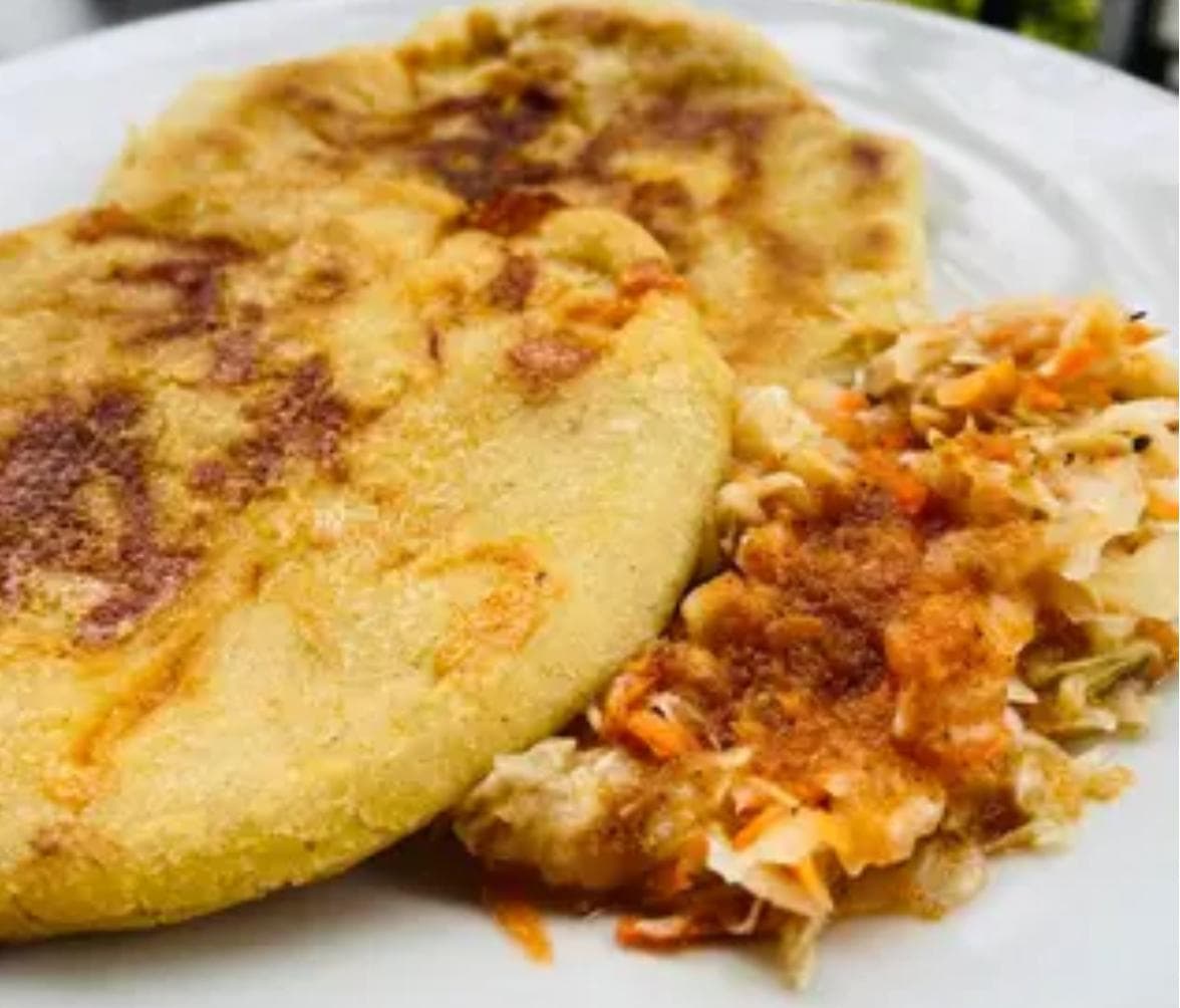Pupusa de Queso con Chicharrón