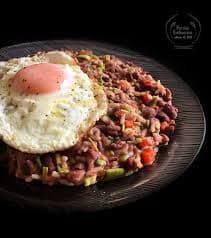 Calentado de Frijoles  con Carne