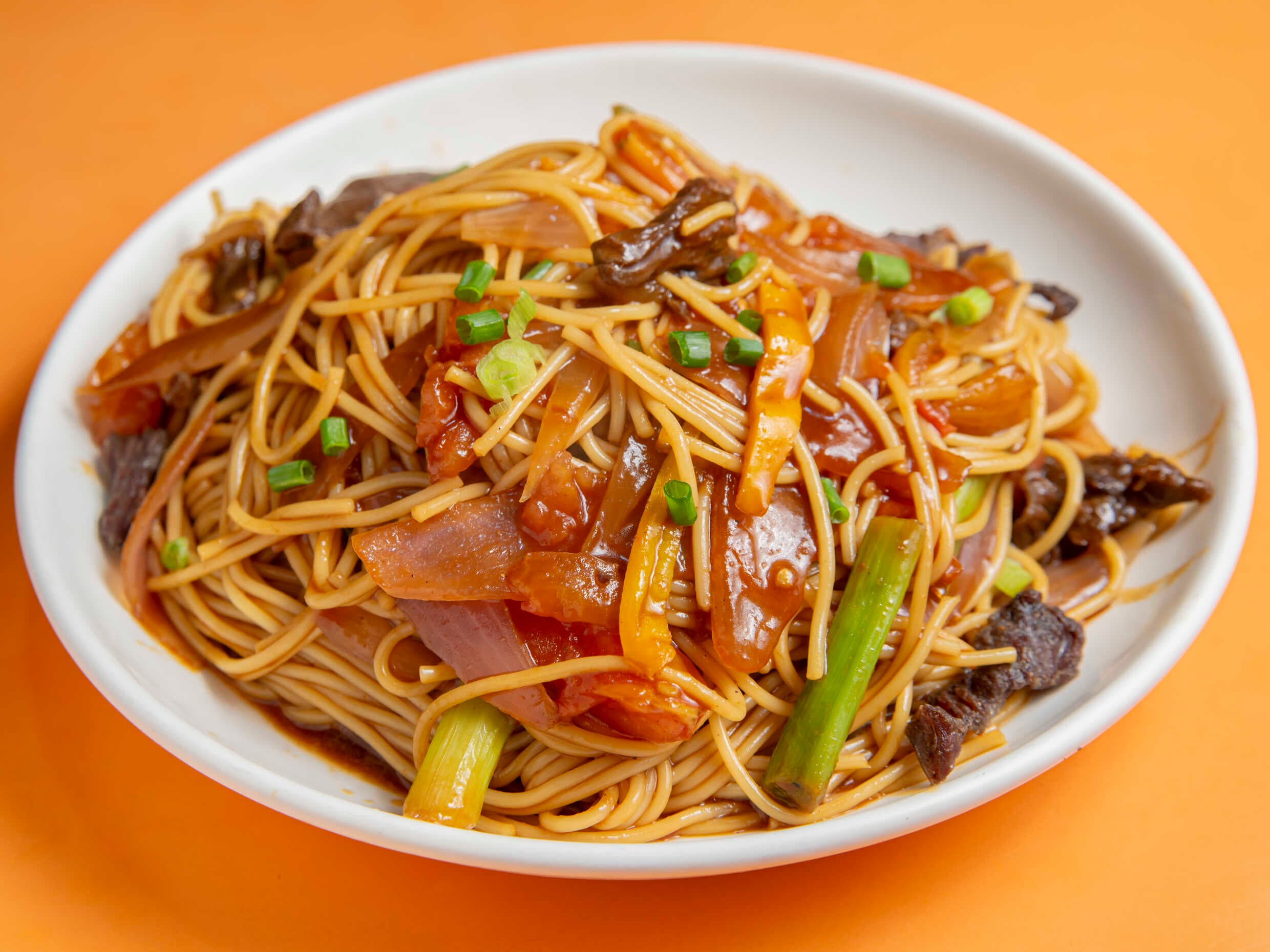 Tallarín Saltado criollo  Pollo