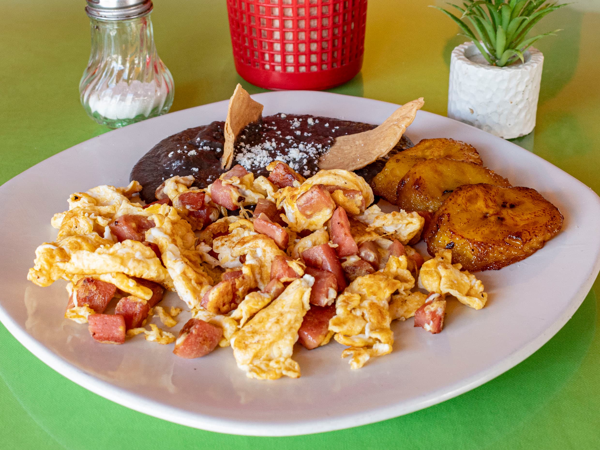 Huevos Revueltos con Salchicha