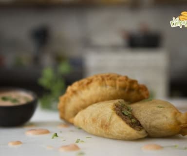 Empanada de Champiñones, Queso y Jalapeño