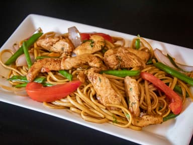 Tallarín Saltado de Pollo