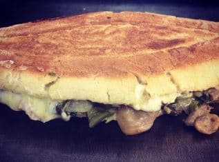 Torta de 3 Quesos Con Rajas y Champiñones