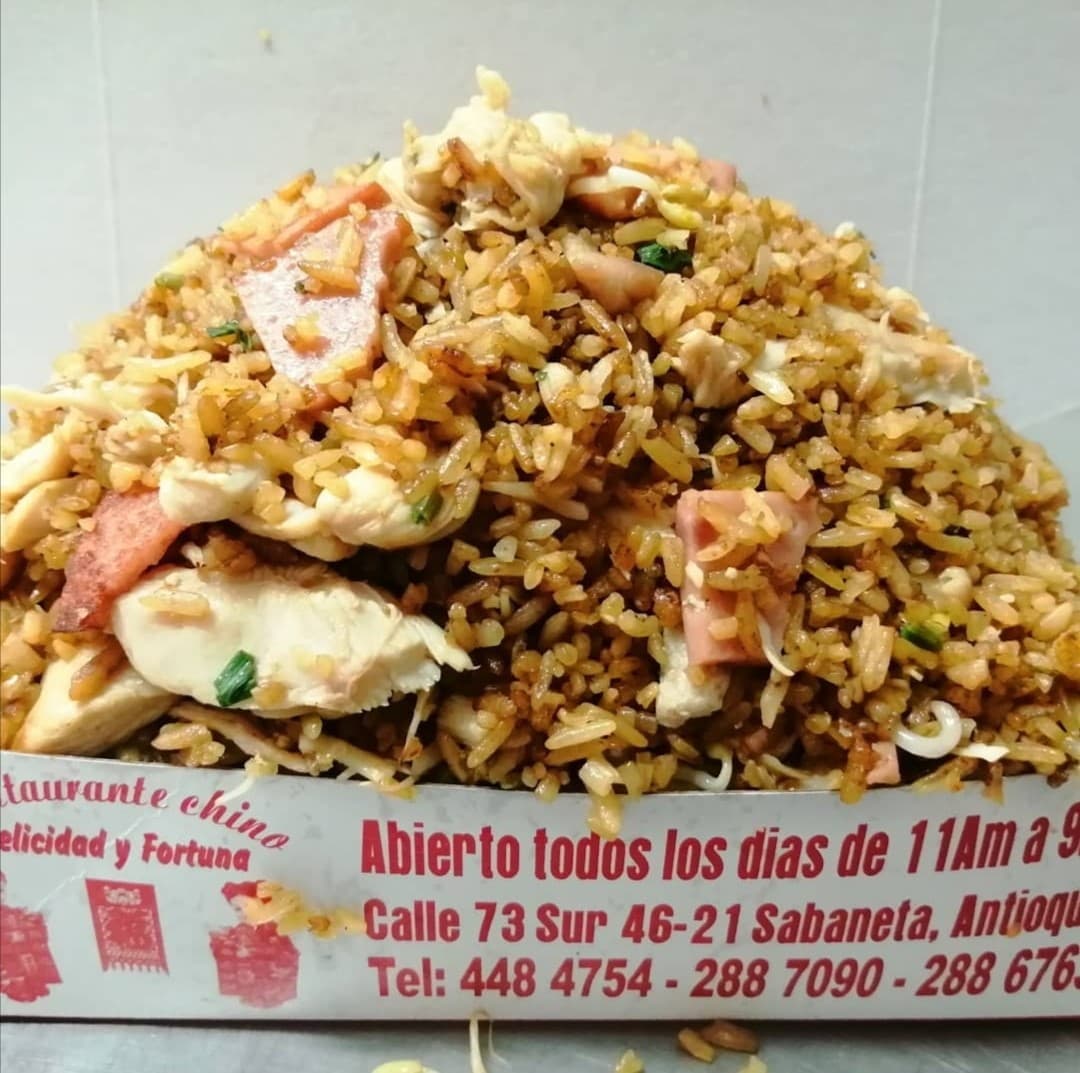 Caja de especial con Pollo, cerdo, jamón Mediana
