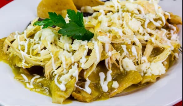 CHILAQUILES HUEVO + CAPUCHINO