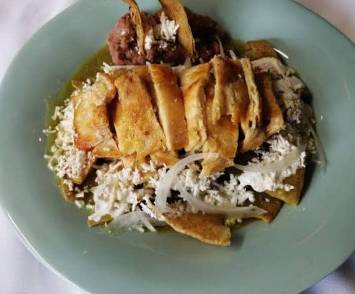 Chilaquiles de Pechuga Asada con Queso Oaxaca