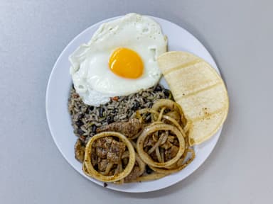 Gallo Pinto Con Huevo y Carne Trocitos