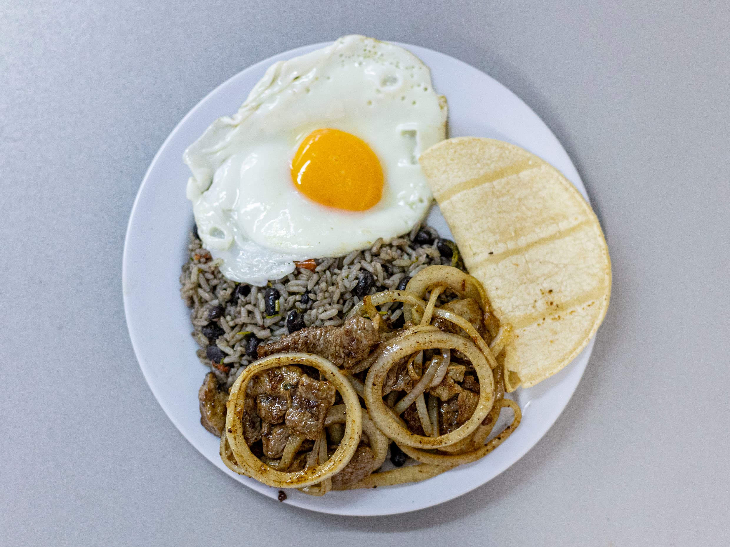 Gallo Pinto Con Huevo y Carne Trocitos