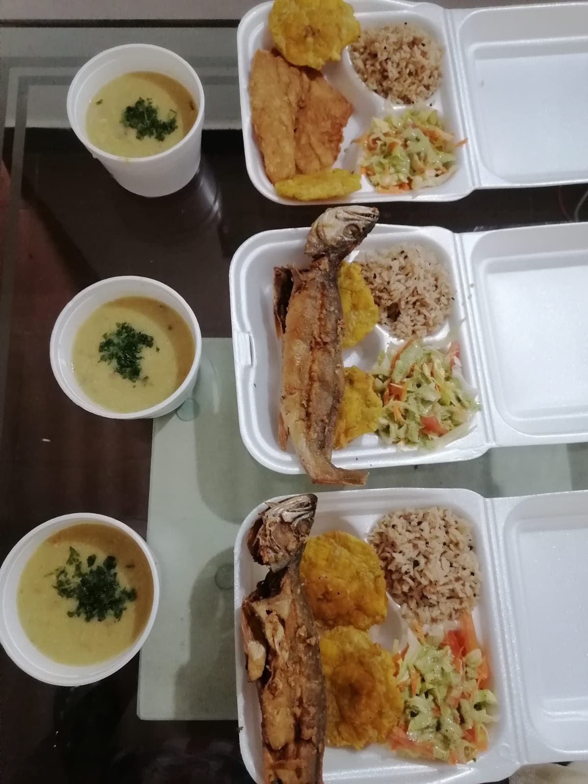 Almuerzos con Sancocho de pescado. Pescado frito