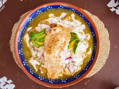 CHILAQUILES CON POLLO + BEBIDA GRATIS