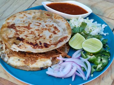 Quesadilla Con Barbacoa + Bebida