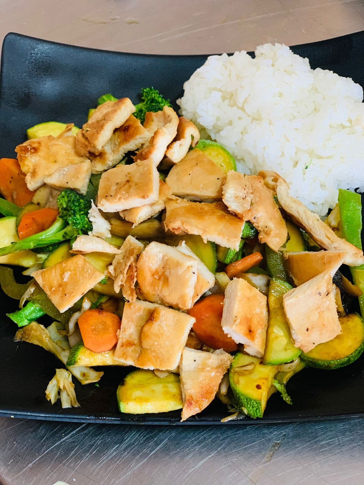 Tepanyaki Pollo + Medio Sushi Empanizado