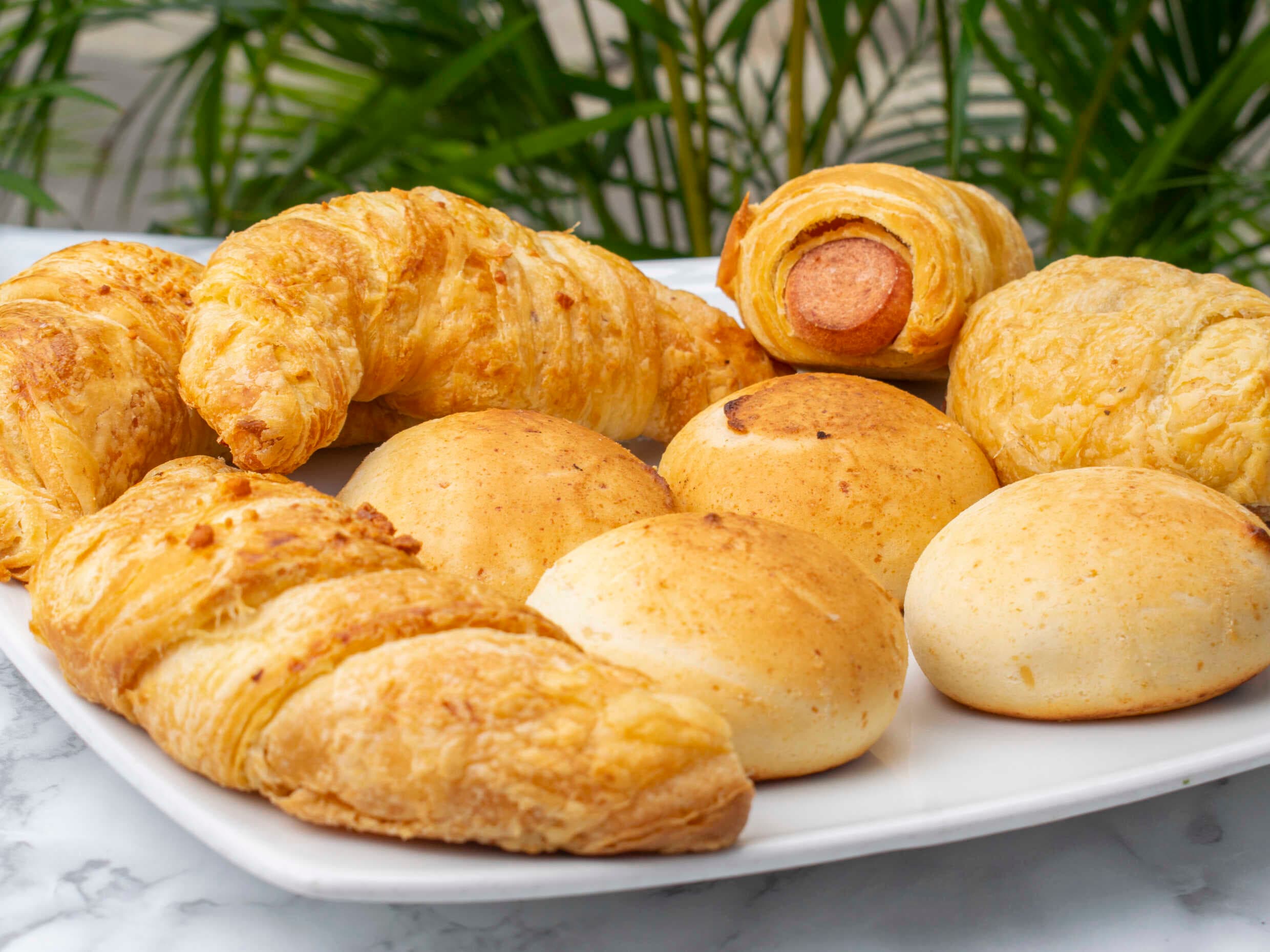 Croissant, pan salchicha o almojabana