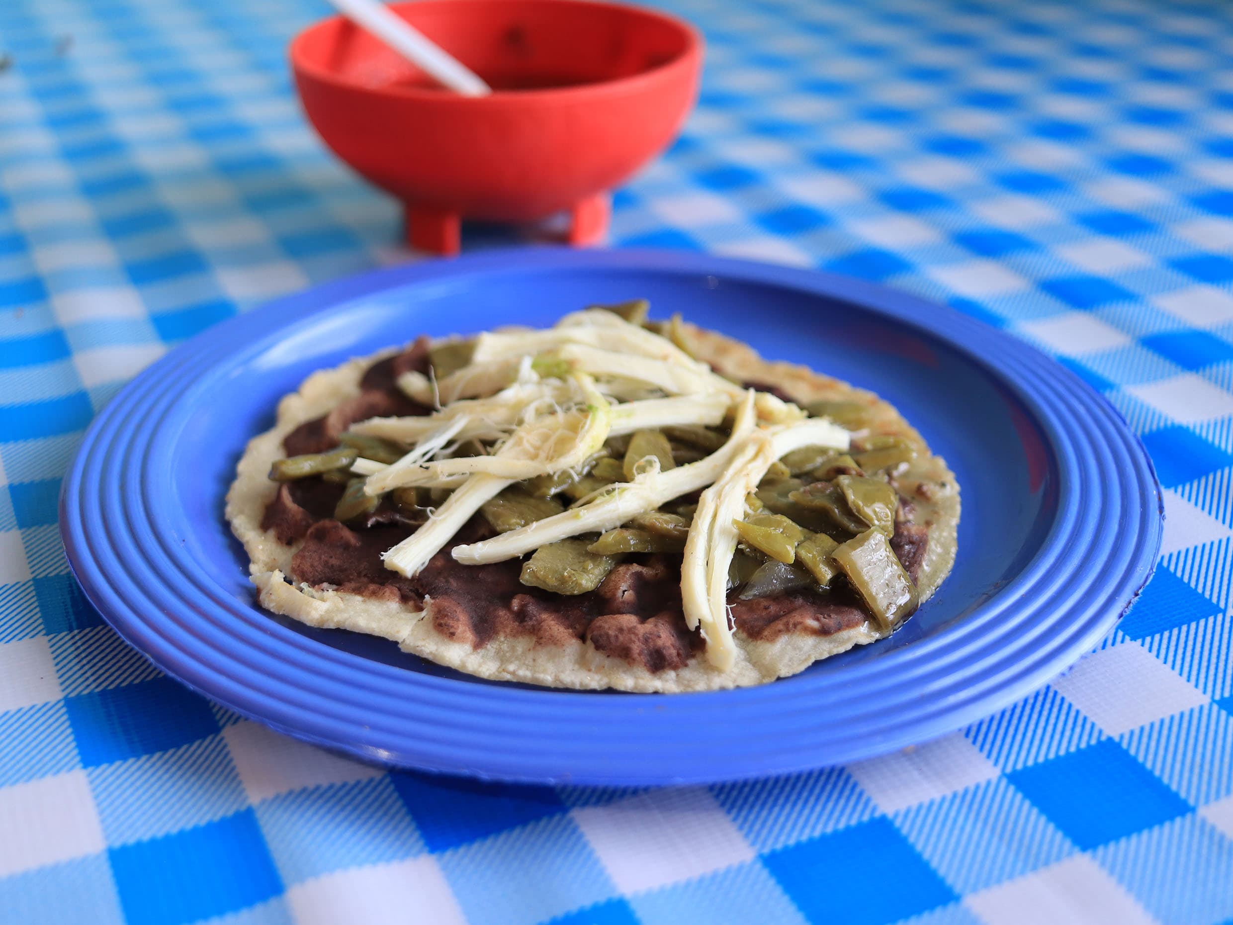 Memela de Nopal con Quesillo