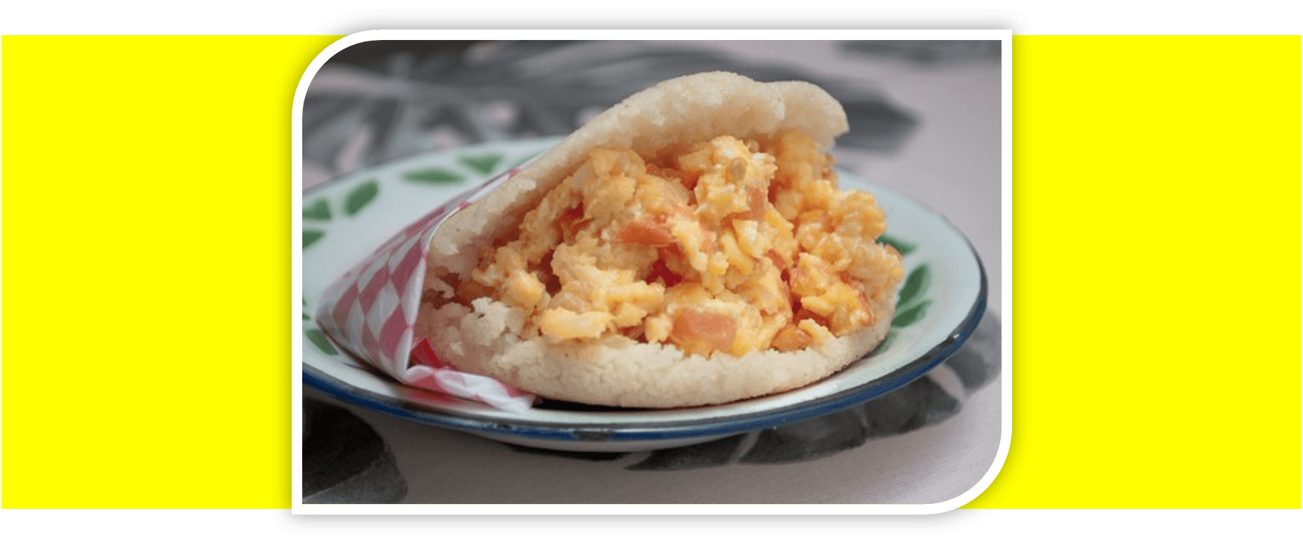 Arepa con Huevos Pericos