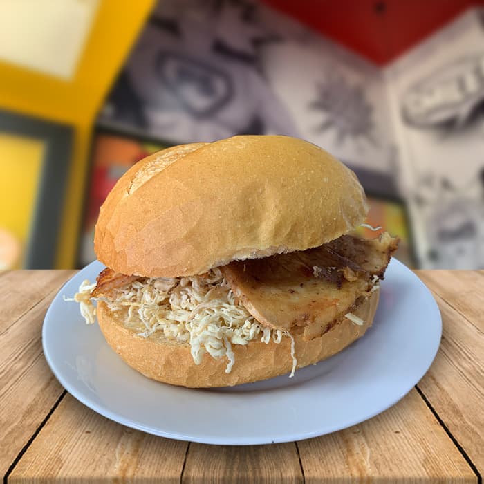 Sándwich Especial de Lechón con Pollo