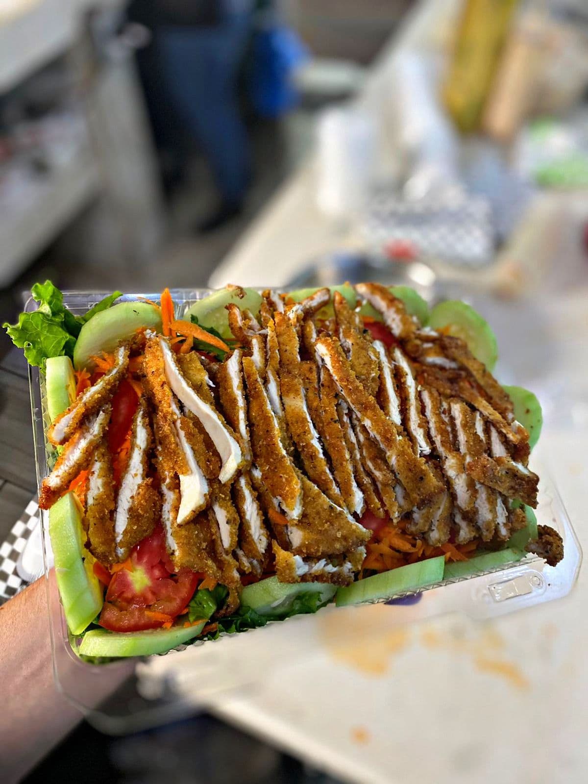 Ensalada de Pollo Empanizado