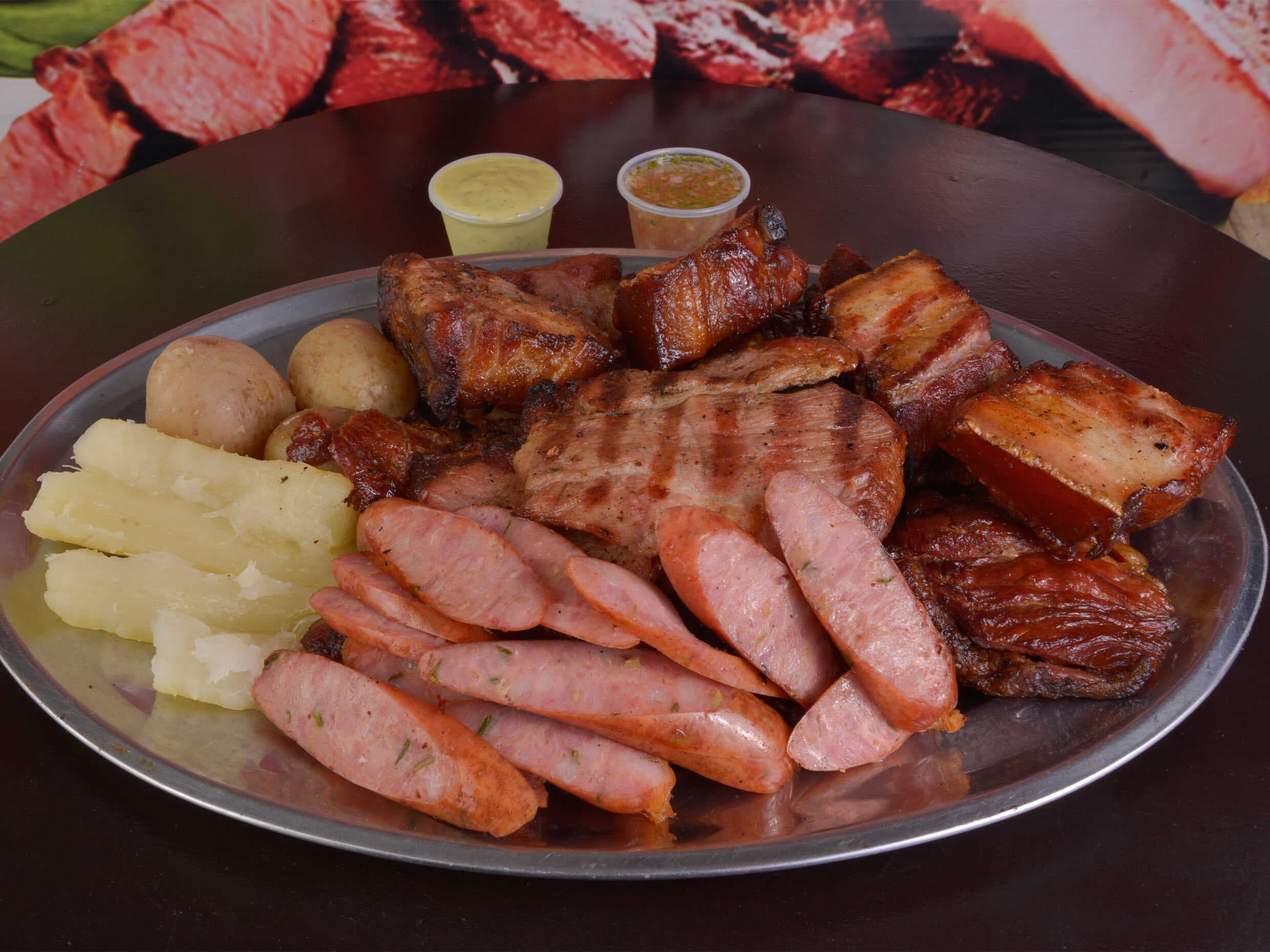 Combo para 4: Carne, Costilla, Chorizo y Gaseosa
