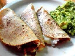 Quesadilla Sencilla de Masa Torteada con Birria