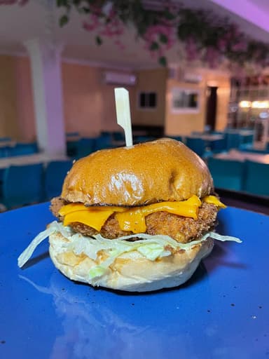 BurgerCrispy Chicken +Burger Bacon clásica+Papasx2