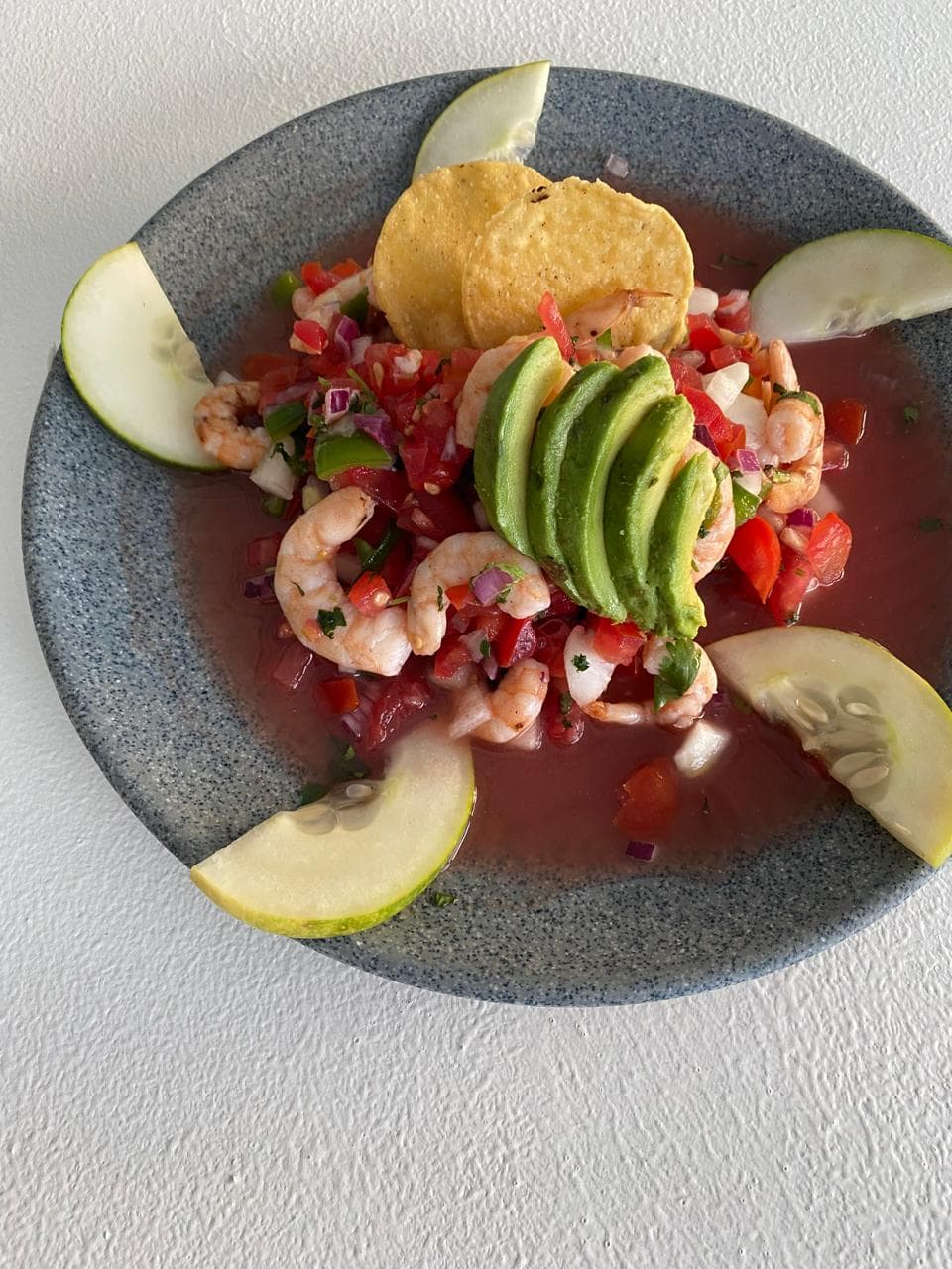 ensalada de pulpa con salsas negras