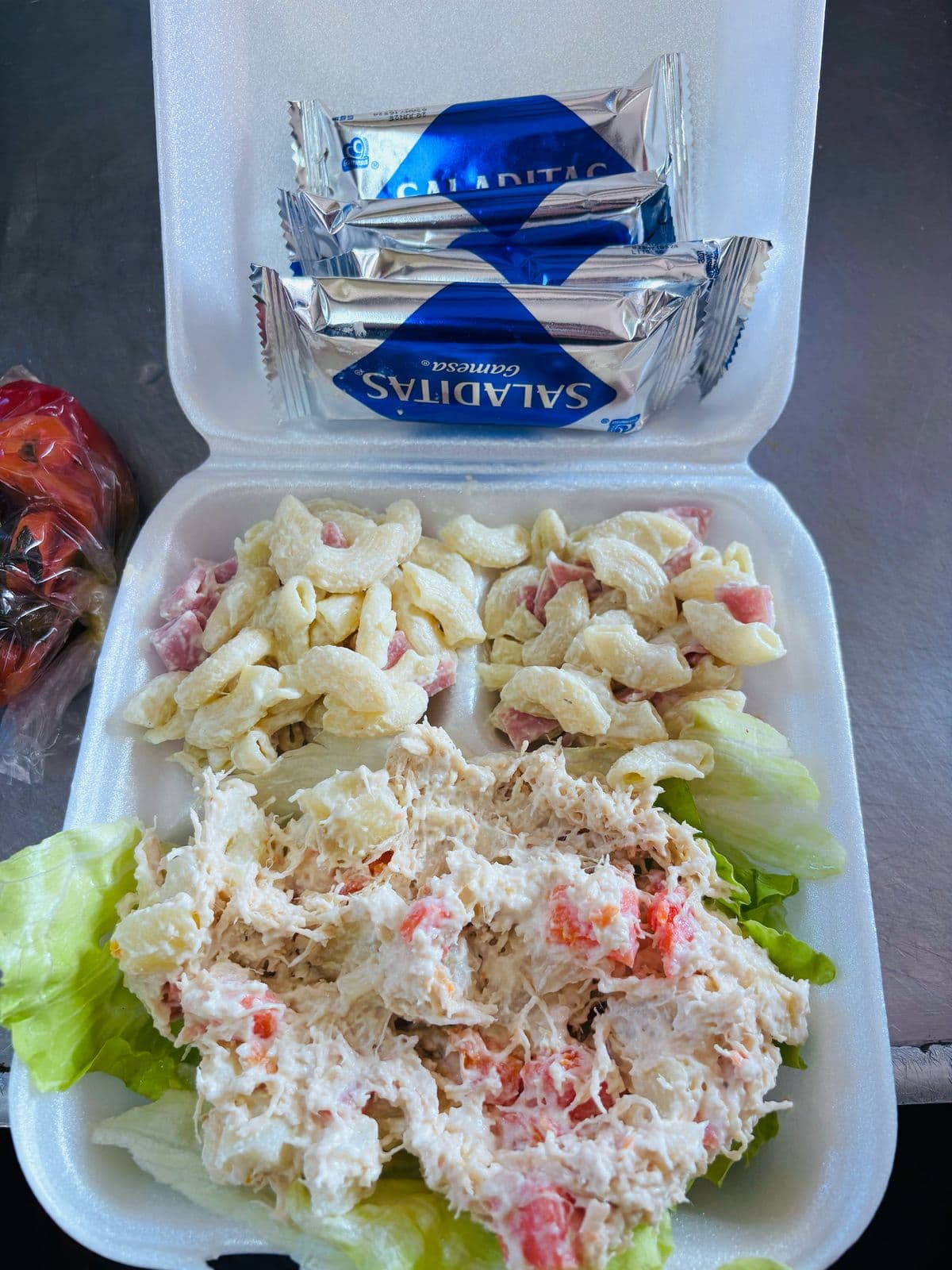 Deliciosa Ensalada de Pollo con Sopa de Coditos