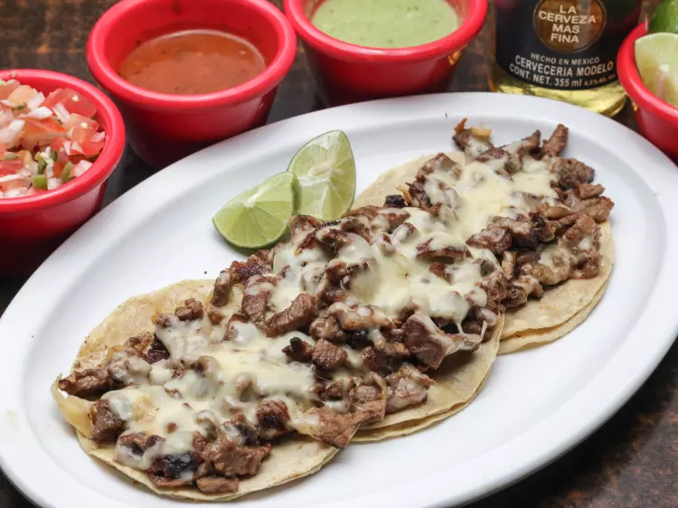 Taco de Bistec con Queso