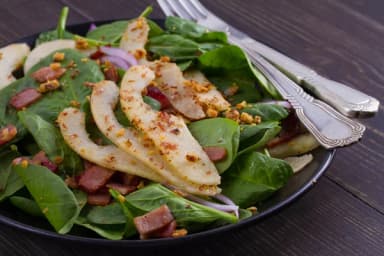De pera con crujiente de tocino, espinaca y nuez.