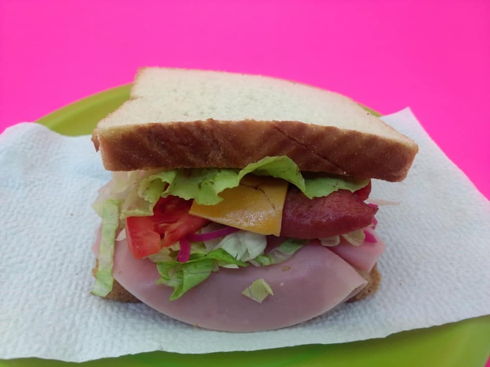 Sándwich de Jamón, Queso y Salchicha