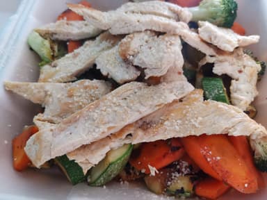 Ensalada de Pollo con Verduras Asadas