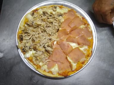 Pizza Medium Jamón, Champiñón y Pollo