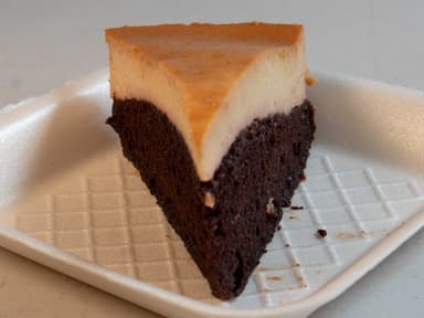 Rebanada de Chocoflan (Pastel Imposible)